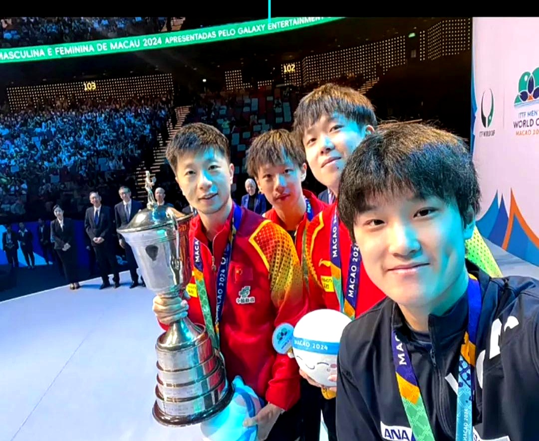 包含澳大利亚选手勇夺奖牌喜笑颜开的词条